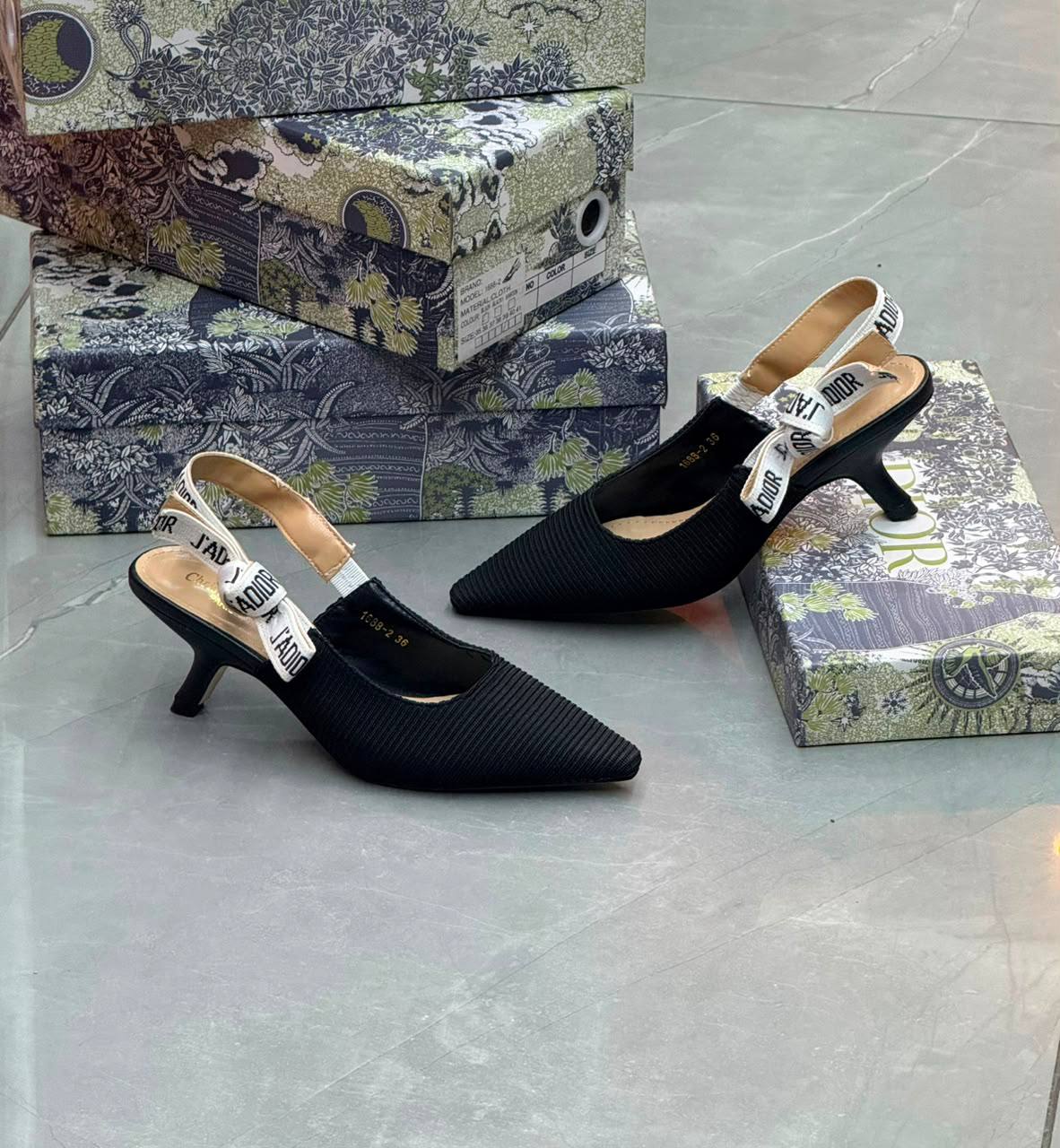 Dior 
100 dhs💓
Size  36. To. 41

Zain80
♥️♥️♥️