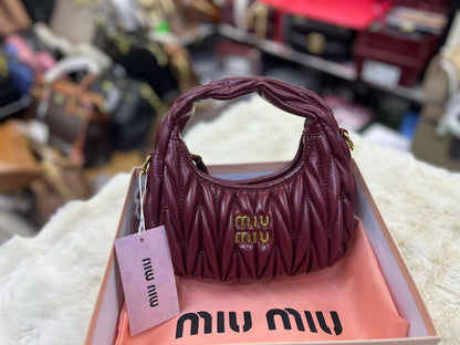 Miu Miu

With box 
🎁🎁🎁

95 dhs🇦🇪

Zain93

اطلبوها من الوتس المثبت في الأعلى👆🏻👆🏻

تواصلو معنا 👈🏻 Zain 
For order WhatsApp pinned 👆🏻

♥️♥️♥️