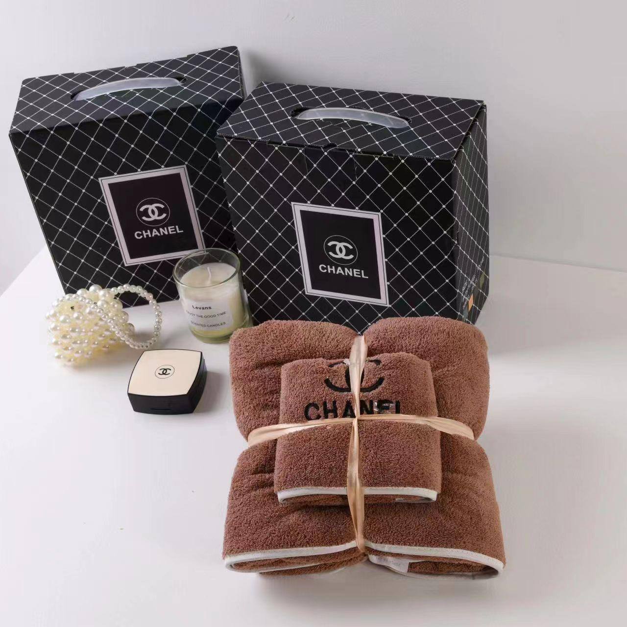 Brand 
Towels  
Good quality 
2 set
With paper 💼 
50 dhs💛

Zain99
♥️♥️😂