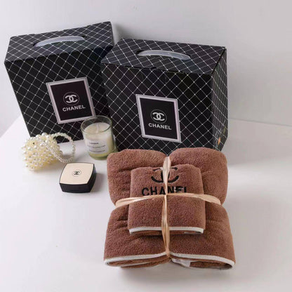 Brand 
Towels  
Good quality 
2 set
With paper 💼 
50 dhs💛

Zain99
♥️♥️😂