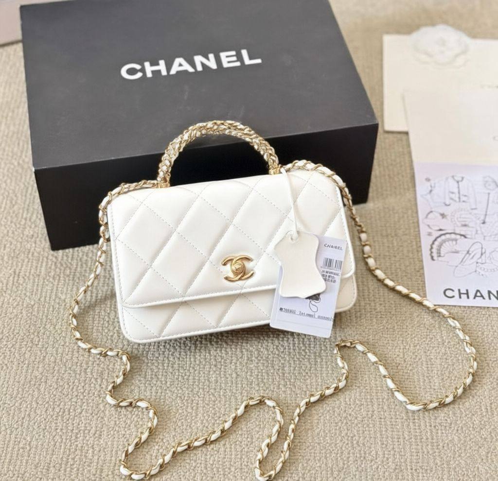 CHANEL

 NEW CAME GOOD QUALITY 
WITH BOX 
🎁🎁🎁

100 dhs🌺

Zain39
♥️♥️♥️