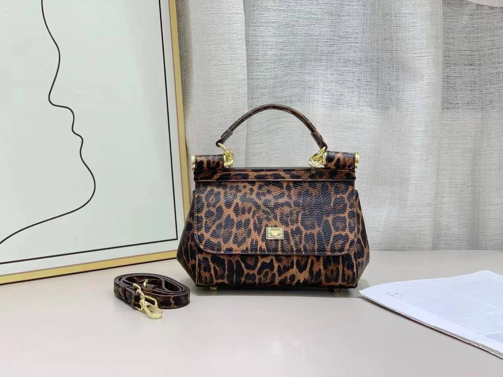 D&G
95 dhs🪙
size：20CM
Good quality 

with box
🎁🎁🎁

Zain35
♥️♥️♥️