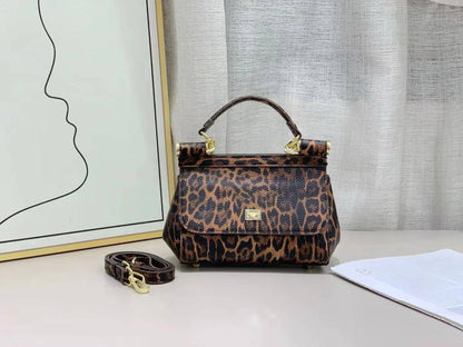 D&G
95 dhs🪙
size：20CM
Good quality 

with box
🎁🎁🎁

Zain35
♥️♥️♥️