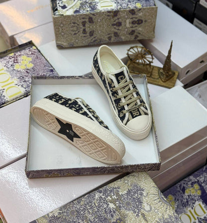 Dior shoes 

Size. 36 to 41 

130 dhs🪙🌨️

Zain80
♥️♥️♥️