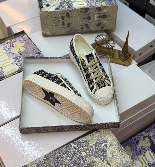 Dior shoes 

Size. 36 to 41 

130 dhs🪙🌨️

Zain80
♥️♥️♥️