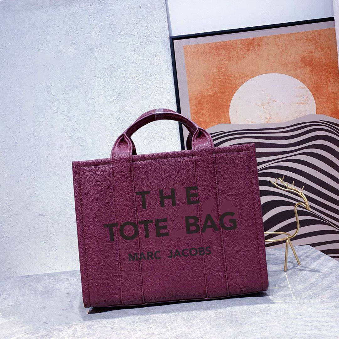 MARC JACOBS 
THE TOTE BAG NEW CAME 
GOOD QUALITY MEDIUM SIZE 
115 dhs❣️

Zain39
♥️♥️♥️