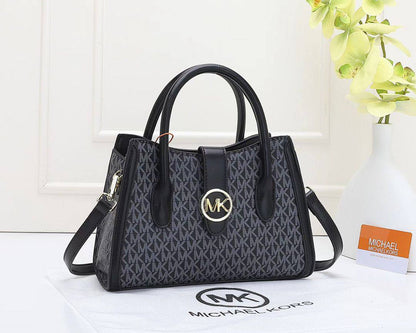 MK 
95 dhs🇦🇪🇦🇪
size 24×10×17cm

Zain213
♥️♥️♥️