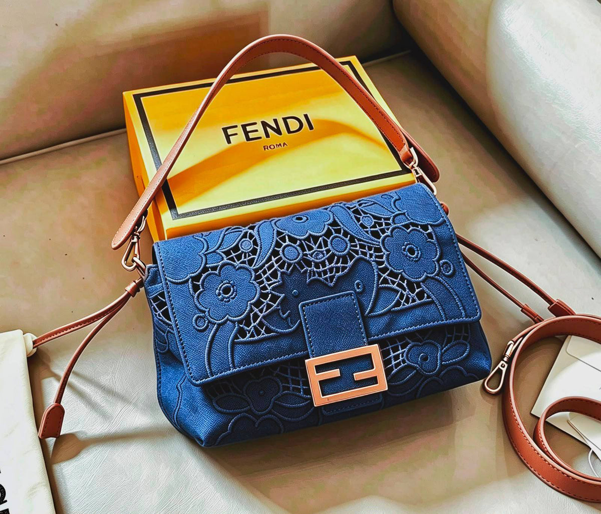 FENDI 

NEW DESIGN 

MASTER QUALITY 
WITH BOX 
295 dhs🇦🇪🇦🇪

Zain295
♥️♥️♥️
