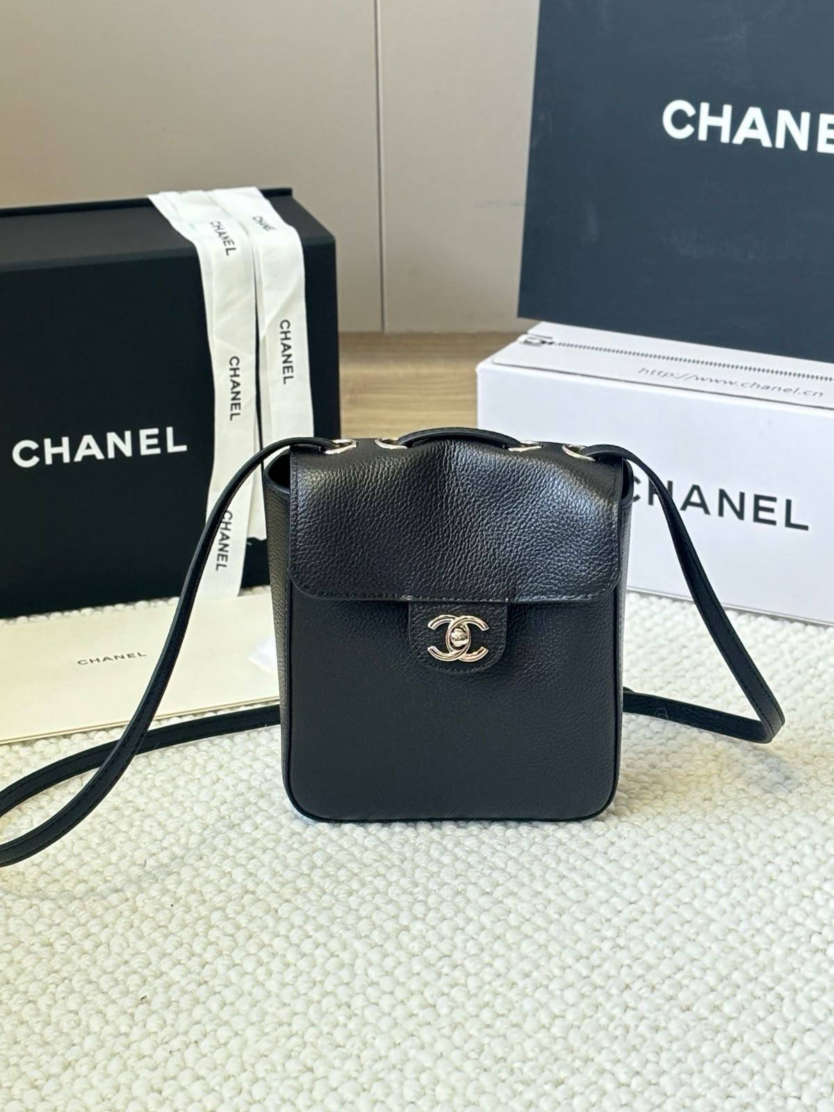 Chanel

280 dhs🇦🇪🇦🇪

Zain114
♥️♥️♥️