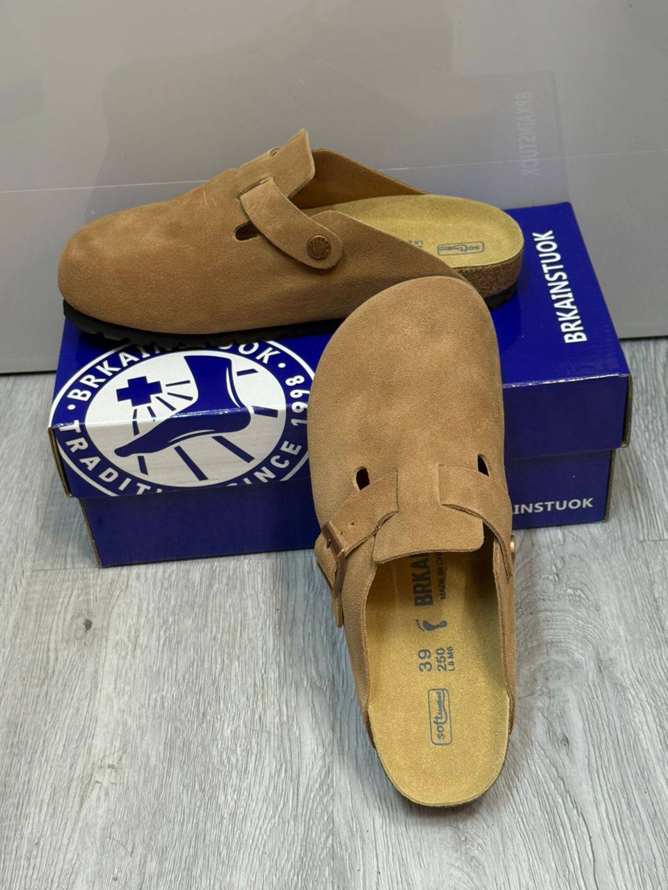 BRKAINSTUOK
LEATHER SLIPPER 
GOOD QUALITY 
*105 DHS*🪙🌨️
Size 36 to 41

Zain40
♥️♥️♥️