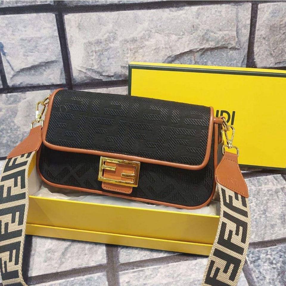Fendi
Best quality

With box’s
🎁🎁🎁

120 dhs❤️
size 26cm

Zain158
♥️♥️♥️