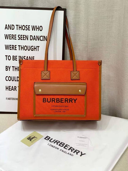 BURBERRY 
GOOD QUALITY 
110 dhs✅

Zain295
♥️♥️♥️