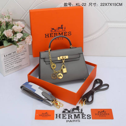 Hermes 

22cm 

90 dhs✅

with box 🎁🎁🎁

2belt with chain

Zain72
♥️♥️♥️