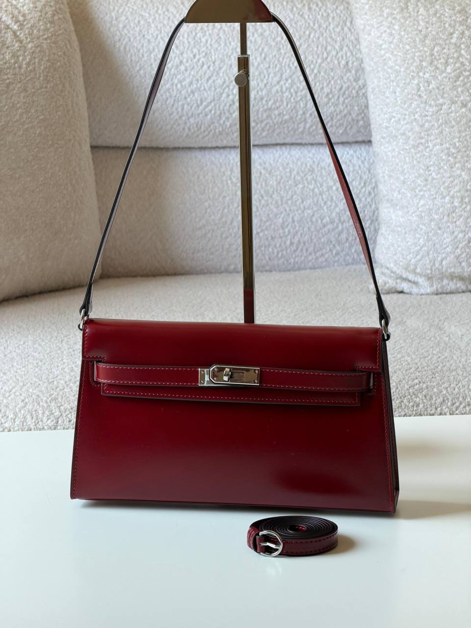 Hermes
 Elan Box 27cm💕master quality😍with box❤️
380 dhs✅

Zain52
♥️♥️♥️
