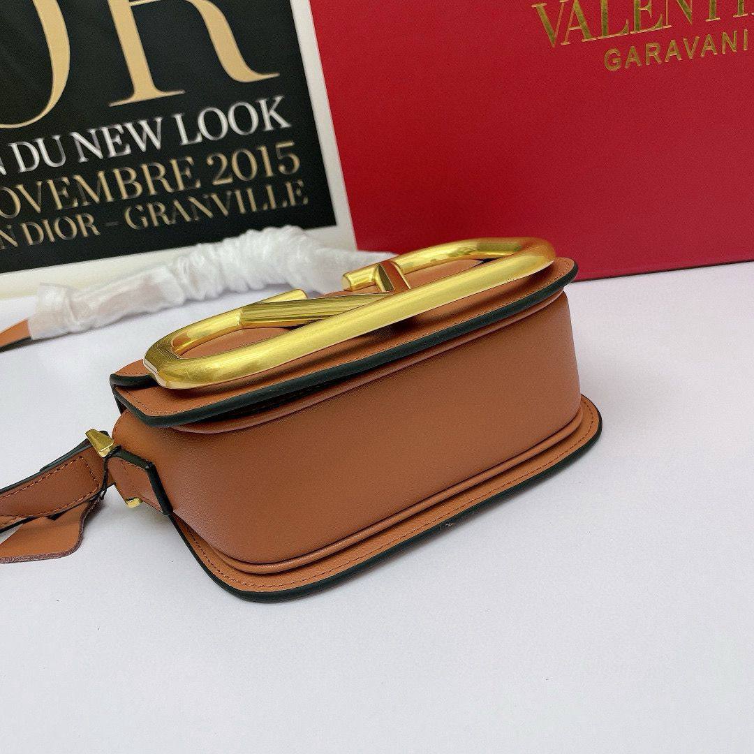 VALENTINO 

COPY ONE NEW CAME 

WITHBOX 
🎁🎁🎁

130 dhs🪙🖤

Zain39
♥️♥️♥️