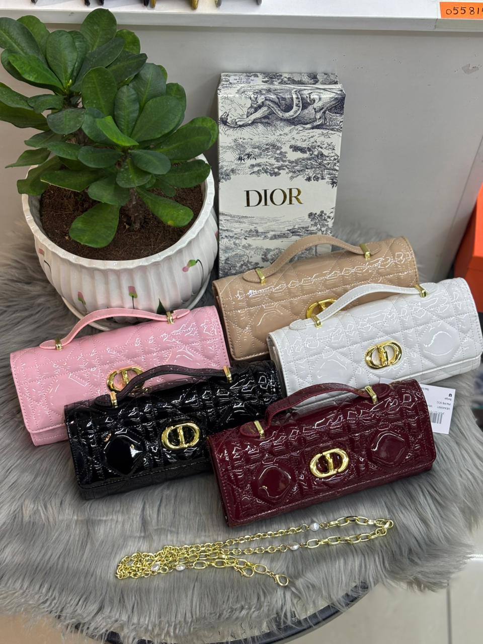 DIOR
SIZE……….24CM🌷
95 dhs🪙🌨️
with BOX✅

Zain51
♥️♥️♥️