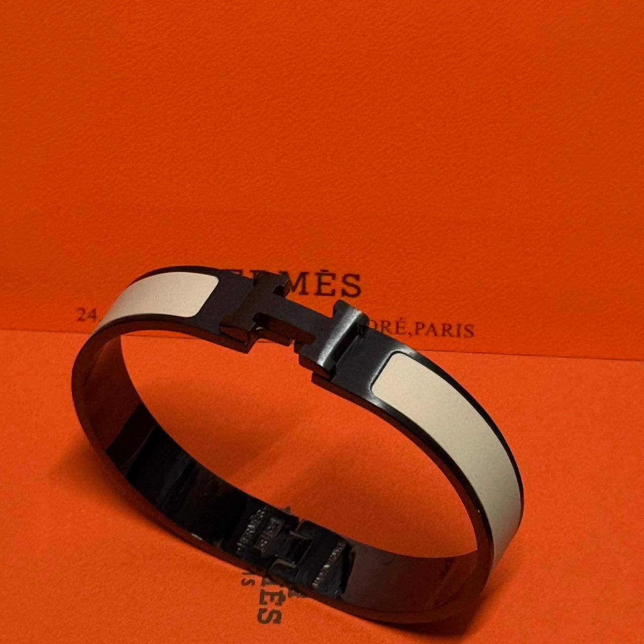 Hermes ❤️‍🔥*
Bangle ✨
Master quality 💯
Size 17,19,21
With normal boxes 📦 
55 dhs❤️
With master box 🗃️ 
65 dhs❤️

Zain216
♥️♥️♥️