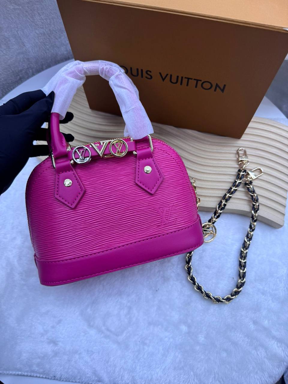 LV
with box 
🎁🎁🎁

size:18×12×8cm
110 dhs💓

Zain114
♥️♥️♥️