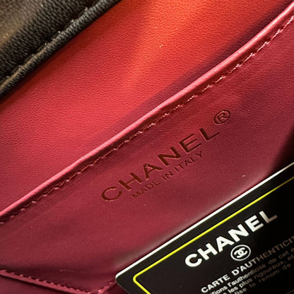 CHANEL

 NEW CAME GOOD QUALITY 
WITH BOX 
🎁🎁🎁

100 dhs🌺

Zain39
♥️♥️♥️