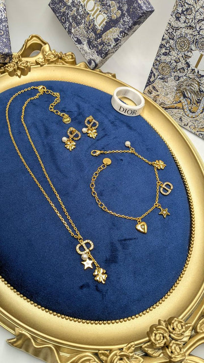 Dior
*Master Quality* 
*Necklace, Earrings & Bracelet*
170 dhs🌺 with Normal Box 🎁
190 dhs🌺 with Good Box 🎁

Zain210
♥️♥️♥️