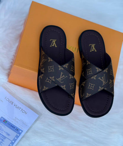 LV Slipper
Size :39 to 45
110 dhs🪙🖤

Zain241
♥️♥️♥️
