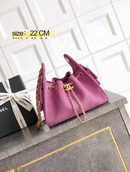 CHANEL HOBO
110 dhs❣️

with box 
🎁🎁🎁

 Big size : 22 CM

Zain38
♥️♥️♥️