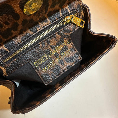 Dolce&Gabbana 

new came 
good quality 

with box 
105 dhs🇦🇪🇦🇪

Zain295
♥️♥️♥️