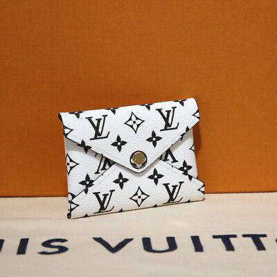 LV
Pouch 
     Good Quality 
230 dhs🗽

Zain131
♥️♥️♥️