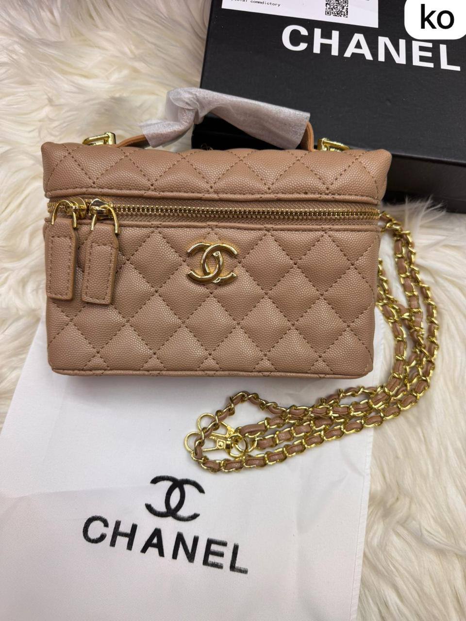 Chanel LP 

Size :  19 * 13  cm

80 dhs🪙💕

with box 🎁

Zain115
♥️♥️♥️