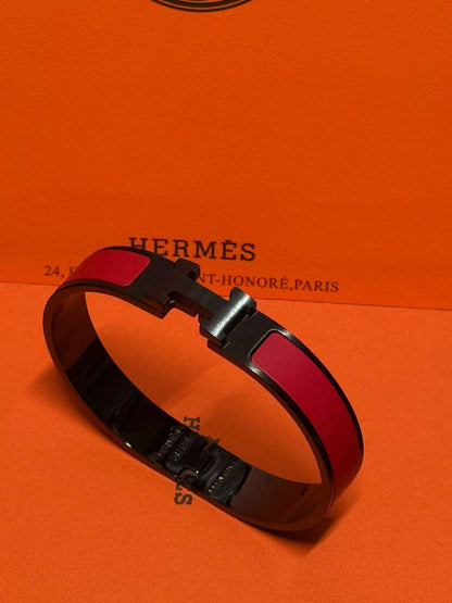 Hermes ❤️‍🔥*
Bangle ✨
Master quality 💯
Size 17,19,21
With normal boxes 📦 
55 dhs💓
With master box 🗃️ 
65 dhs💓

Zain216
♥️♥️♥️