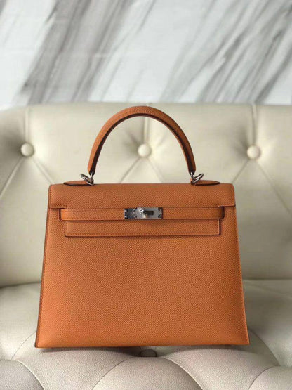 Hermes

115 dhs🌺

with box
🎁🎁🎁

size... 25* 20 cm 

Zain12
♥️♥️♥️