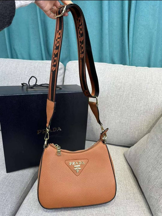 Prada

100 dhs✅

with box
🎁🎁🎁

Zain235
♥️♥️♥️