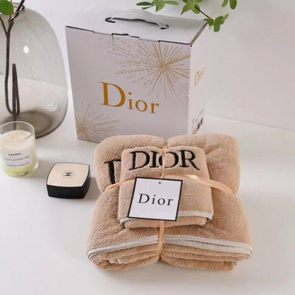Brand 
Towels  
Good quality 
2 set
With paper 💼 
45 dhs✅

Zain99
♥️♥️♥️