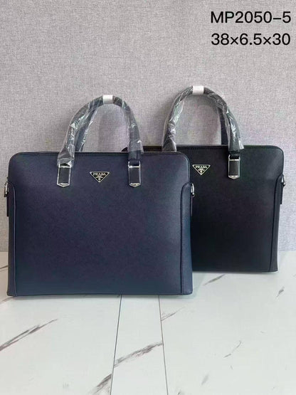 LAPTOP 💻 bags
120 dhs🪙
Size 38cm

Zain161
♥️♥️♥️