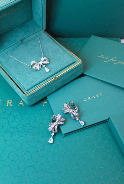 GRAFF
↗️ *Super Master Quality ®️*
Tilda's Bow Classic Diamond Drop Pendant & Earings

Necklace with Earings
*190 dhs🇦🇪🇦🇪* with *Normal* Box & Bag

Zain209
♥️♥️♥️