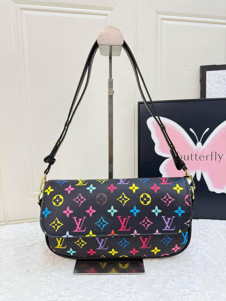 LV
27*15*7cm
With box
🎁🎁🎁

65 dhs🪙💕

Zain17
♥️♥️♥️