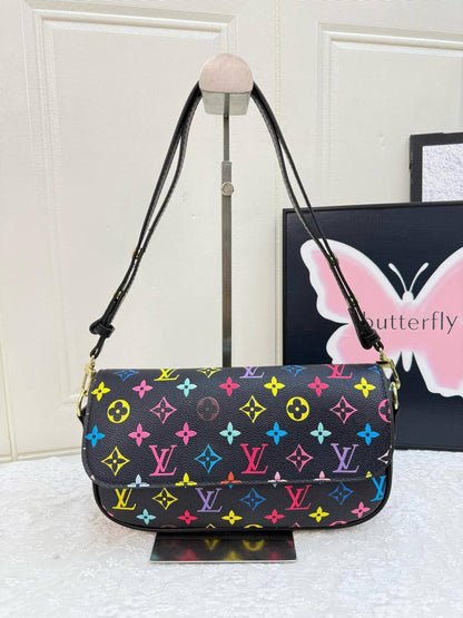 LV
27*15*7cm
With box
🎁🎁🎁

65 dhs🪙💕

Zain17
♥️♥️♥️