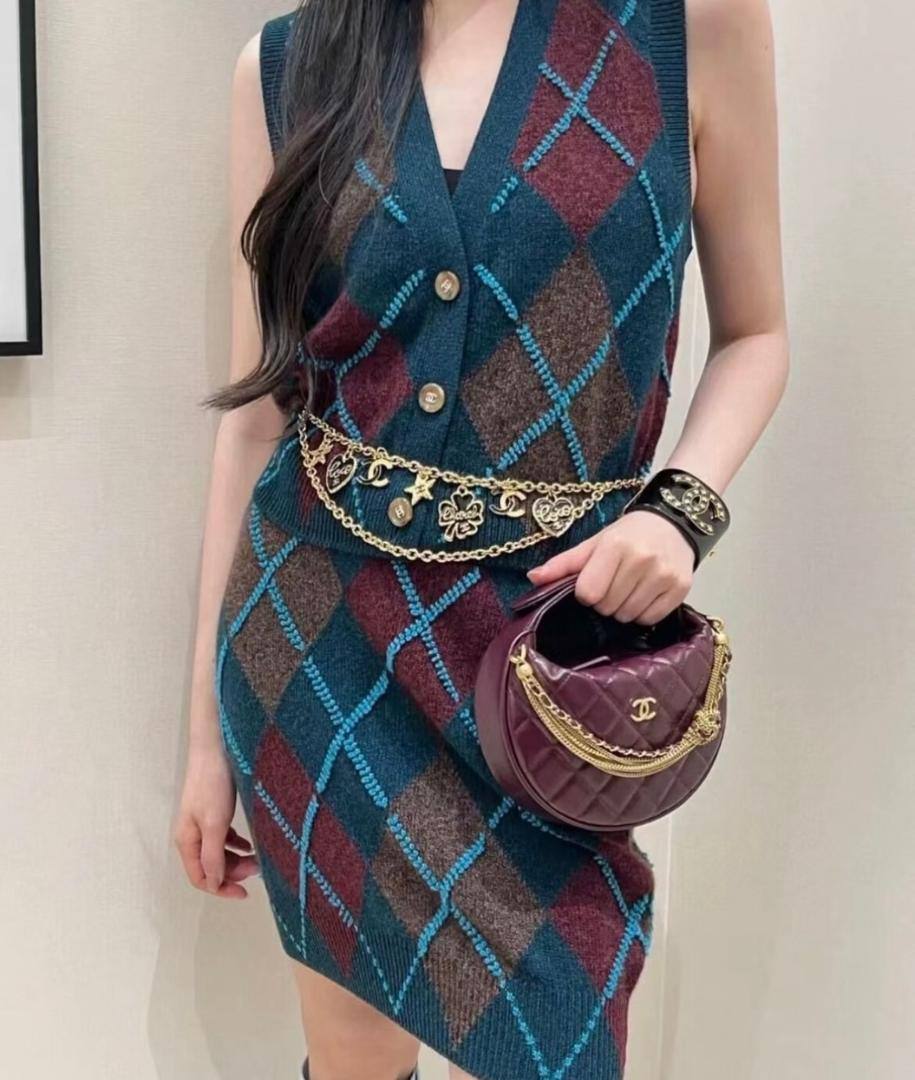 Chanel
100 dhs🌺
Good-quality 

with box
🎁🎁🎁

Zain35
♥️♥️♥️