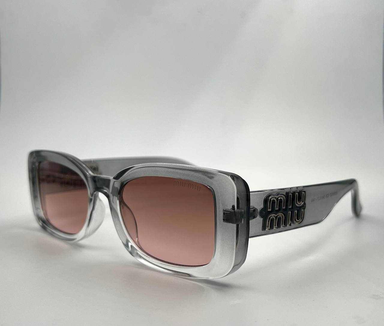 Miu Miu
good quality 💯
With master box 🗃️ 
65 dhs🪙🌨️

Zain273
♥️♥️♥️