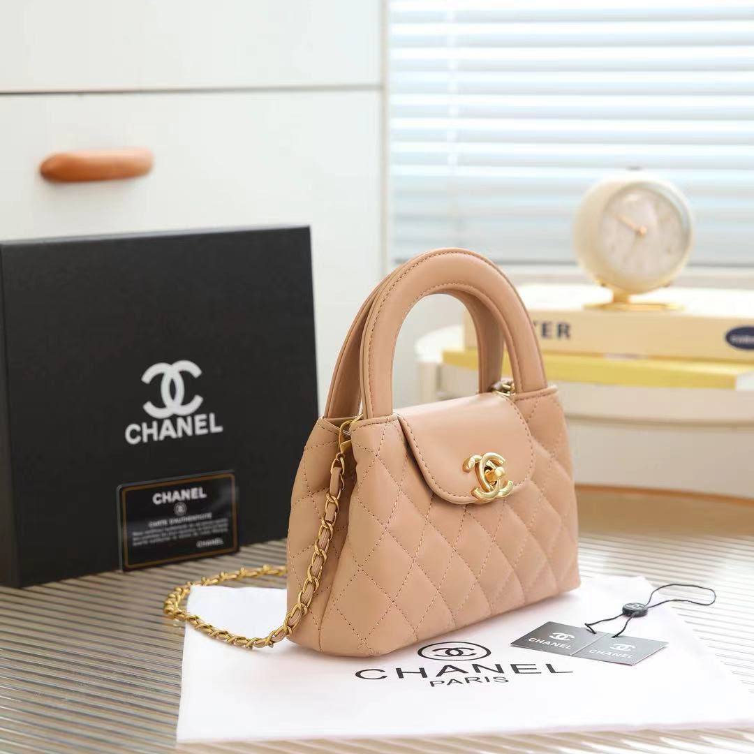 Chanel
Chanel 
95 dhs💓
with box
size 20×6×13cm

Zain42
♥️♥️♥️