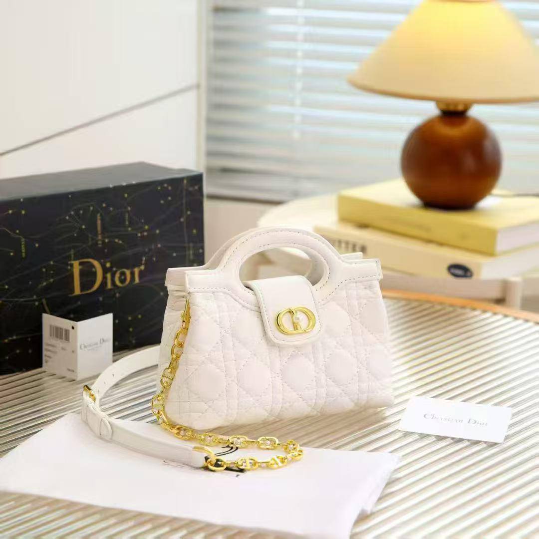 CHRISTIAN DIOR
ᴊᴏʟɪᴇ ᴛᴏᴘ ʜᴀɴᴅʟᴇ ʙᴀɢ
ʟᴀᴍʙsᴋɪɴ ʟᴇᴀᴛʜᴇʀ ᴍᴀᴛᴇʀɪᴀʟ
ɢᴏʟᴅ ʜᴀʀᴅᴡᴀʀᴇ
sɪᴢᴇ: 20 cm
ᴡɪᴛʜ BOX
🎁🎁🎁

110 dhs🪙🌨️

Zain31
♥️♥️♥️