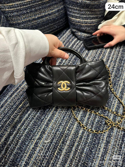 🎀 Chanel 25K
1️⃣ First quality +box🎁 
Size : 24 *15 cm
110 dhs✅
with box 🎁

Zain115
♥️♥️♥️