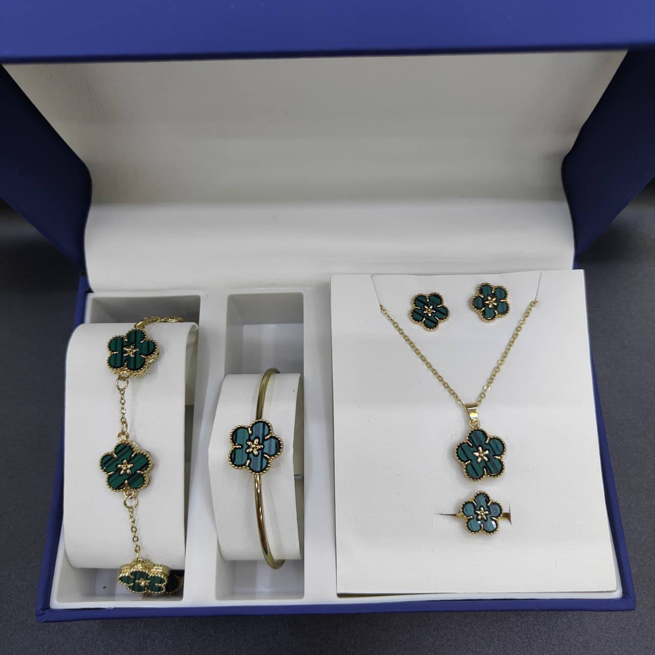 VCA set 
With box 
🎁🎁🎁

60 dhs✅

Zain25
♥️♥️♥️