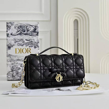 Dior
110 dhs🇦🇪🇦🇪
with box
size 21.5cm

Zain26
♥️♥️♥️