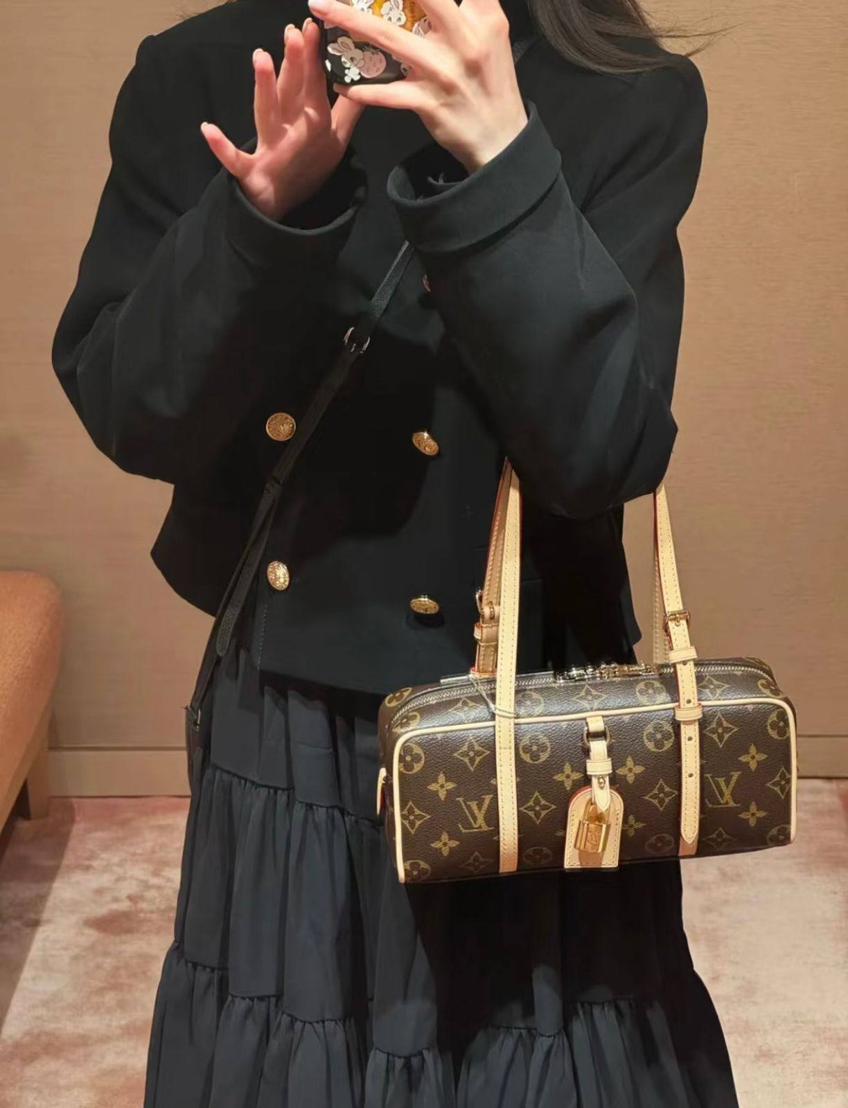 LV
GOOD QUALITY
 WITH BOX 
🎁🎁🎁

90 dhs🪙🌨️

Zain39
♥️♥️♥️