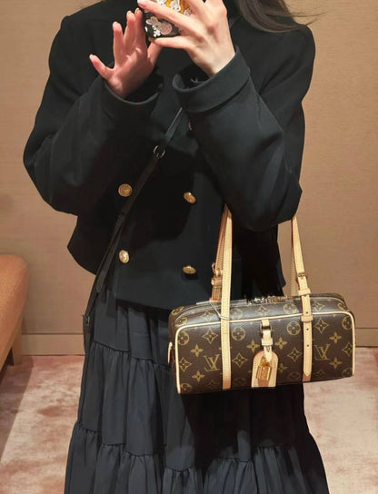 LV
GOOD QUALITY
 WITH BOX 
🎁🎁🎁

90 dhs🪙🌨️

Zain39
♥️♥️♥️