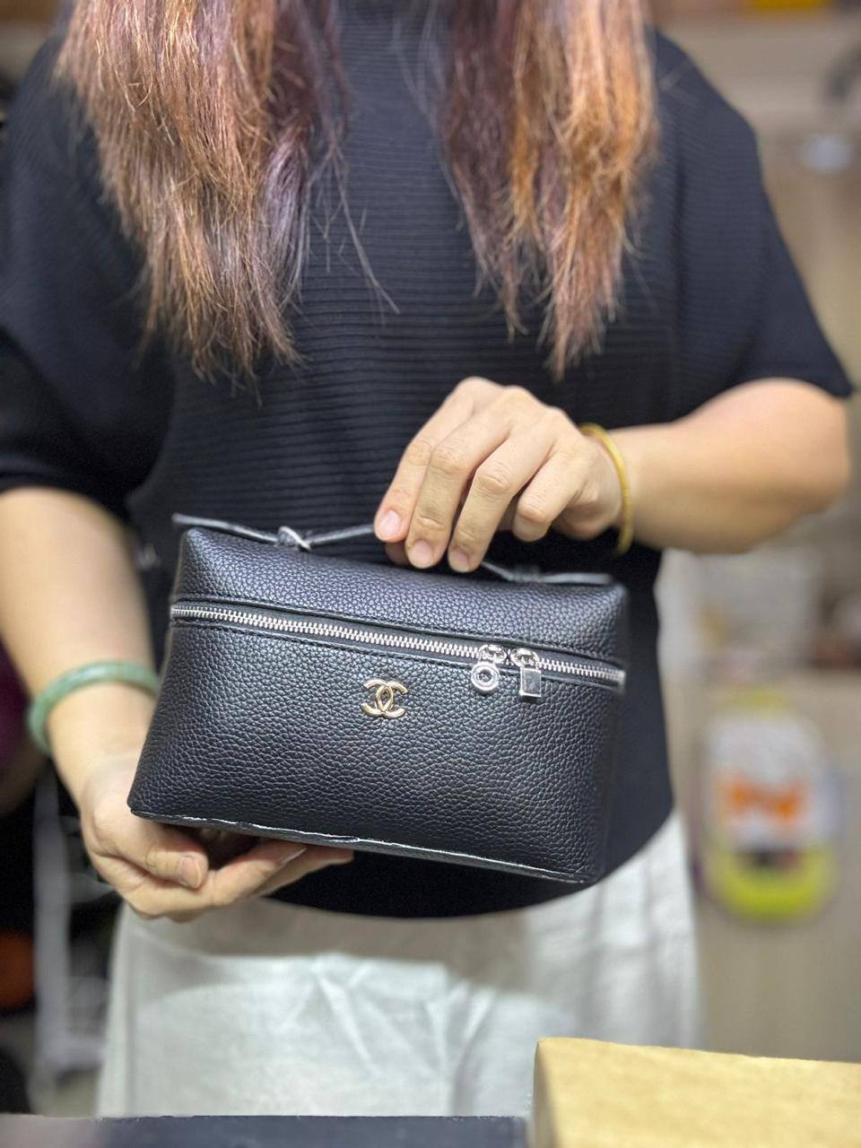 🎉 Discount  💗Chanel / Hermes / lv
1️⃣ First quality +🎁
Size : 21 ~ 18 * 12 cm

Withbox🎁

70 dhs🇦🇪🇦🇪

Zain115
♥️♥️♥️