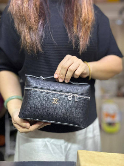 🎉 Discount  💗Chanel / Hermes / lv
1️⃣ First quality +🎁
Size : 21 ~ 18 * 12 cm

Withbox🎁

70 dhs🇦🇪🇦🇪

Zain115
♥️♥️♥️