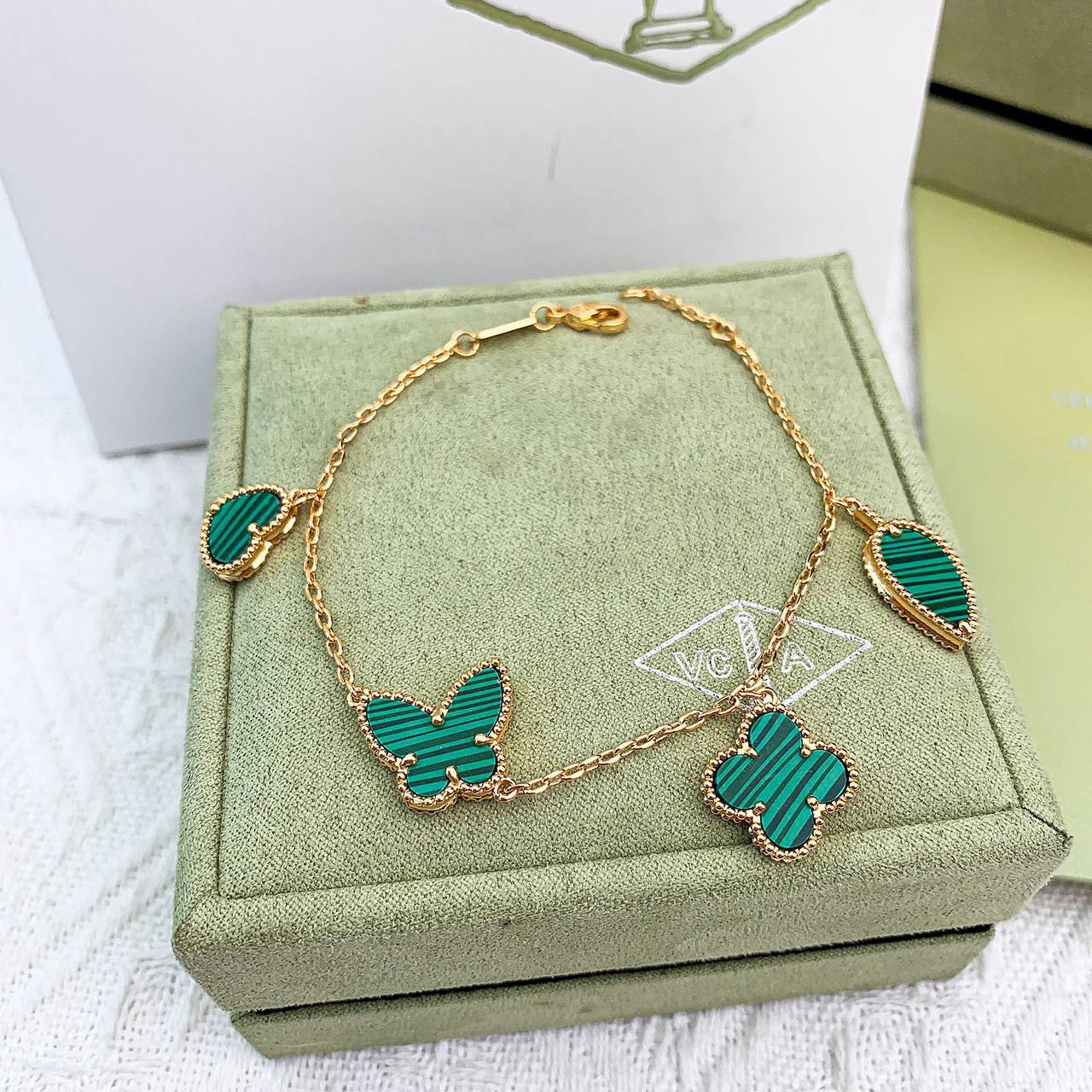 VCA
__Full Set__🍃🛍️
*BUTTERFLY MODEL*💕
*MASTER*🍃
With Normal box🎁
150 dhs✅
With master box🎁
230 dhs✅

Zain263
♥️♥️♥️