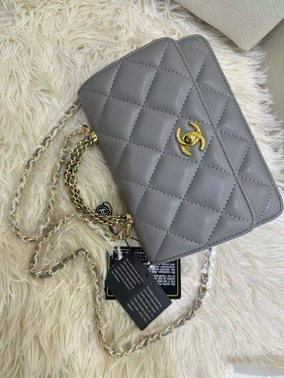 Chanel 
90 dhs✅
with box
size 20×5×14

Zain42
♥️♥️♥️